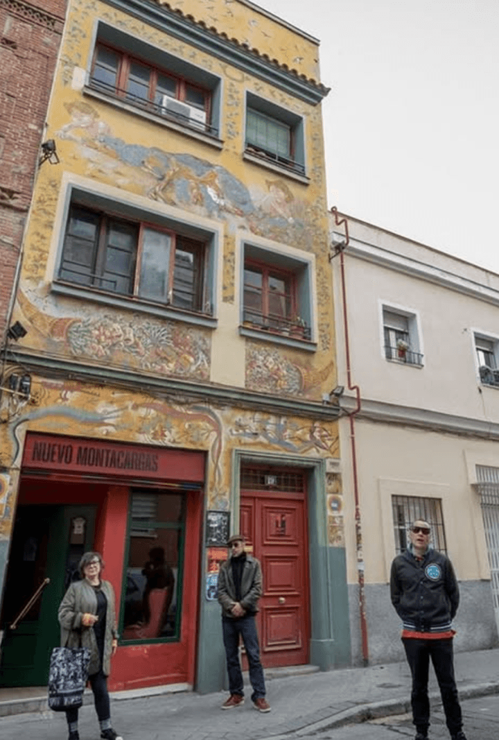 Imagen de la fachada del montacargas con sus fundadores
